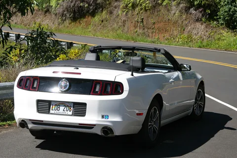 Vores slæde på Maui, en spritny Ford Mustang Convertible.
