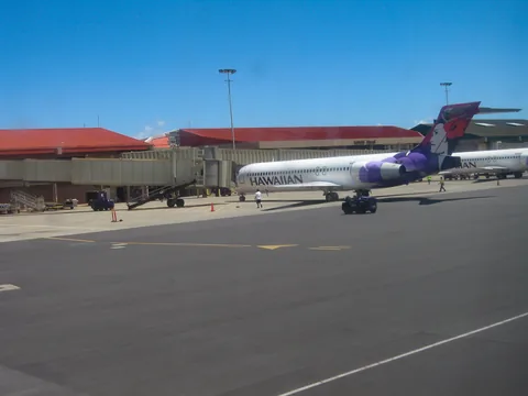 Og nu, en kort flyvetur fra Kahului, Maui til Honolulu, O'ahu. "Velkommen om bord, vi lander om et kort øjeblik", men de nåede at servere snacks og drikkevarer.