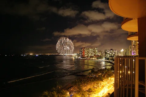 Nationaldagsfyrvækeri ved Pearl Habor, set fra altanen på Aston Waikiki Beach Hotel, Honolulu, O'ahu, Hawaii