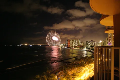 Nationaldagsfyrvækeri ved Pearl Habor, set fra altanen på Aston Waikiki Beach Hotel, Honolulu, O'ahu, Hawaii