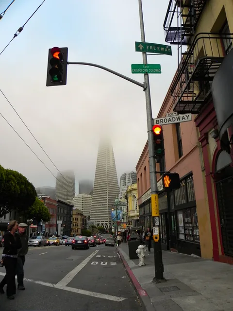 På vej op ad Columbus Avenue med Transamerica Pyramid, San Francisco, Californien, USA