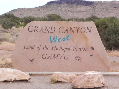 Endagstur fra Las Vegas til Grand Canyon West, totalt rip-off da det er privatejet, og de vil gerne tjene på det. Vil varmt anbefale at forsætte til Grand Canyon South, som er offentligt tilgængelig National Park, og har langt bedre udsigt over Grand Canyon. Men det kræver en overnatning i området. Svømmer man i penge, eller har ikke tid, så besøg endelig stedet her, udsigten er stadig god.