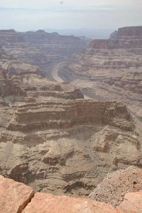 Endagstur fra Las Vegas til Grand Canyon West, totalt rip-off da det er privatejet, og de vil gerne tjene på det. Vil varmt anbefale at forsætte til Grand Canyon South, som er offentligt tilgængelig National Park, og har langt bedre udsigt over Grand Canyon. Men det kræver en overnatning i området. Svømmer man i penge, eller har ikke tid, så besøg endelig stedet her, udsigten er stadig god.