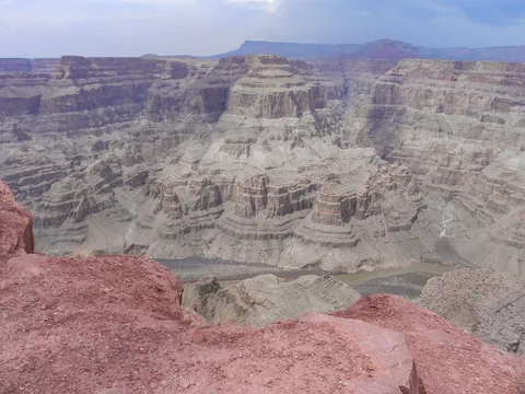 Endagstur fra Las Vegas til Grand Canyon West, totalt rip-off da det er privatejet, og de vil gerne tjene på det. Vil varmt anbefale at forsætte til Grand Canyon South, som er offentligt tilgængelig National Park, og har langt bedre udsigt over Grand Canyon. Men det kræver en overnatning i området. Svømmer man i penge, eller har ikke tid, så besøg endelig stedet her, udsigten er stadig god.