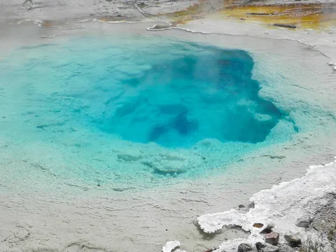 Yellowstone National Parl, Wyoming, USA. Det mest fantastiske og magiske sted i verden, med vandfald, geysere, vilde bjørne, ulve, elge og meget mere. Prøv det en gang, og du bliver afhængig.