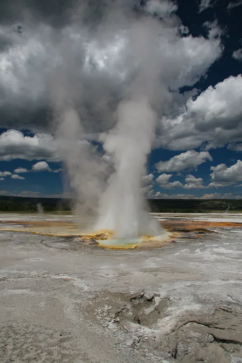 Yellowstone National Parl, Wyoming, USA. Det mest fantastiske og magiske sted i verden, med vandfald, geysere, vilde bjørne, ulve, elge og meget mere. Prøv det en gang, og du bliver afhængig.
