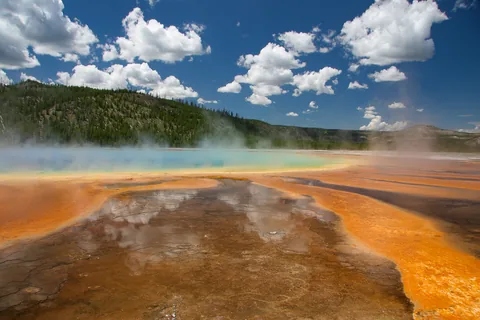 Yellowstone National Parl, Wyoming, USA. Det mest fantastiske og magiske sted i verden, med vandfald, geysere, vilde bjørne, ulve, elge og meget mere. Her The Grand Prismatic Spring, med smukke farver.