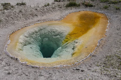 Yellowstone National Parl, Wyoming, USA. Det mest fantastiske og magiske sted i verden, med vandfald, geysere, vilde bjørne, ulve, elge og meget mere. Prøv det en gang, og du bliver afhængig.
