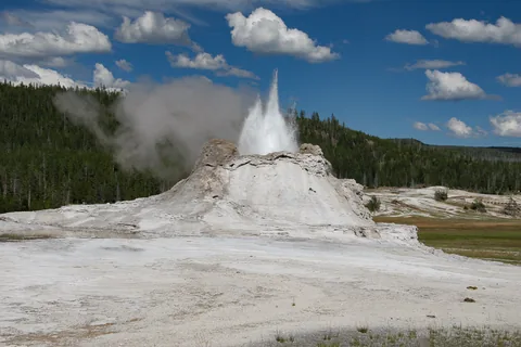 Yellowstone National Parl, Wyoming, USA. Det mest fantastiske og magiske sted i verden, med vandfald, geysere, vilde bjørne, ulve, elge og meget mere. Castle Geyser.