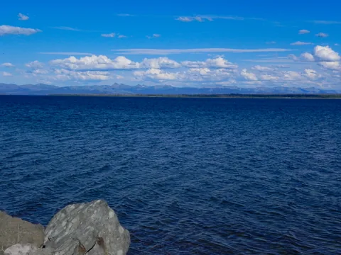 Yellowstone National Parl, Wyoming, USA. Det mest fantastiske og magiske sted i verden, med vandfald, geysere, vilde bjørne, ulve, elge og meget mere. Yellowstone Lake.