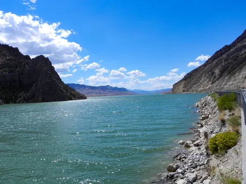 Yellowstone National Parl, Wyoming, USA. Det mest fantastiske og magiske sted i verden, med vandfald, geysere, vilde bjørne, ulve, elge og meget mere. Prøv det en gang, og du bliver afhængig.