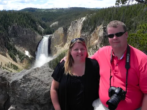 Yellowstone National Parl, Wyoming, USA. Det mest fantastiske og magiske sted i verden, med vandfald, geysere, vilde bjørne, ulve, elge og meget mere. Selfie foran Yellowstone Falls.