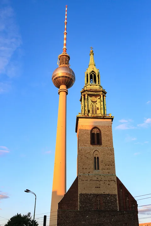 Berliner Fernsehturm med Marienkirche i forgrunden, Berlin, Tyskland