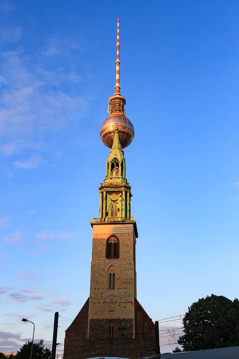 Berliner Fernsehturm med Marienkirche i forgrunden, Berlin, Tyskland