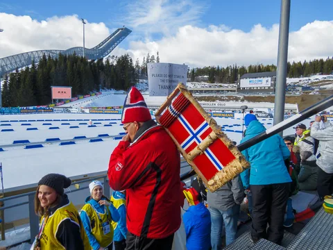 Skiskydningfan med kæmpeskralde, Holmenkollen, Oslo, Norge