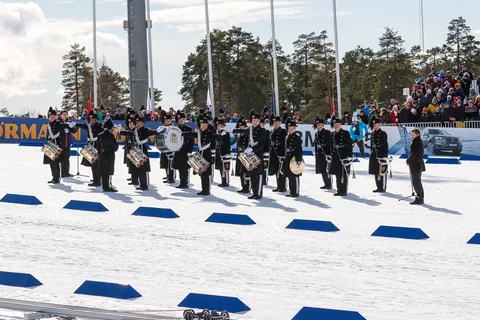 Holmenkollenorkesteret som står og glor mens musikken kører over højttalerne, Holmenkollen, Oslo, Norge