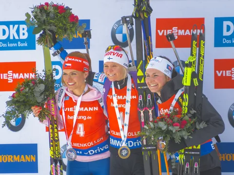 Mari Laukkanen, Gabriela Koukalová & Justine Braisaz på podiet i Holmenkollen, Oslo, Norge