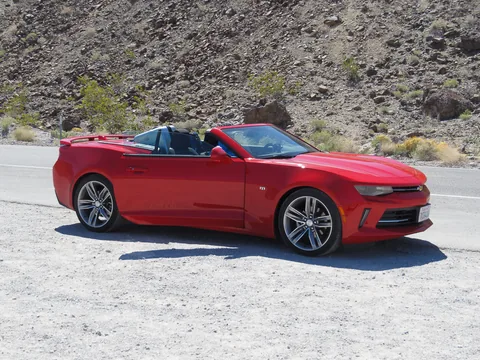 Vores lejebil, en Chevrolet Camaro Convertible, nu i Death Valley, USA