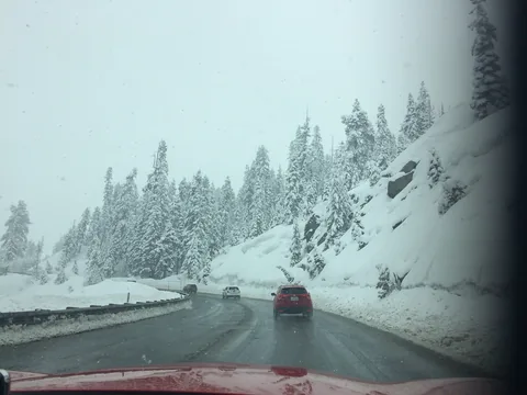 På vej fra Mammoth Lakes, mod San Francisco. Vi skal lige igennem lidt mere vintervejr, inden vestkystens sommerklima kan nydes