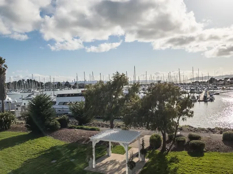 Udsigten udover Berkeley Marina fra værelset på Doubletree by Hilton.
