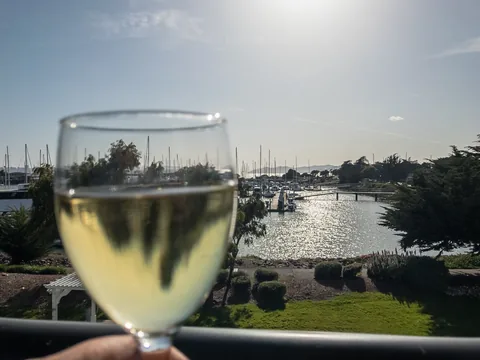 Et glas vin på altanen på hotellet ved Berkeley Marina