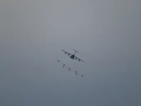 USAF ud og flyve i formation og lege med farver.