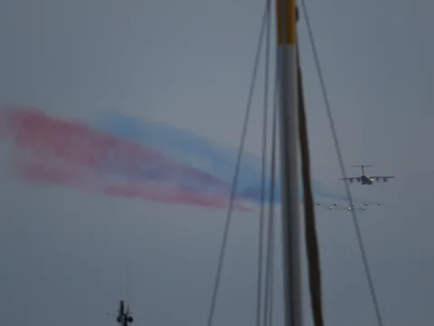 USAF ud og flyve i formation og lege med farver.