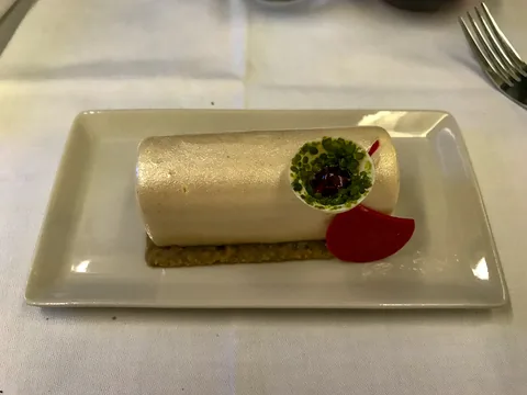 Middag med dug på bordet på Business Class på Singapore Airlines