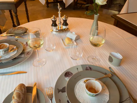 Fantastisk middag i et af Gastronomiens store templer, Restaurant Paul Bocuse i Lyon, Frankrig.