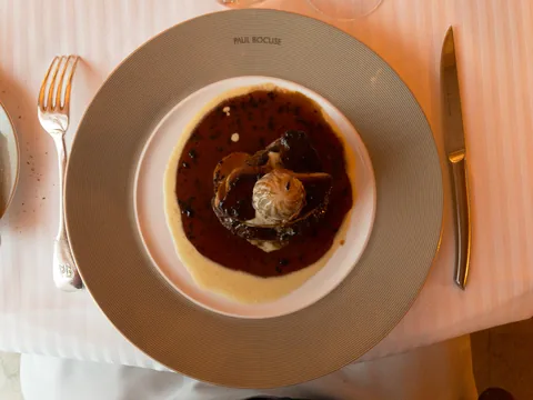 Fantastisk middag i et af Gastronomiens store templer, Restaurant Paul Bocuse i Lyon, Frankrig.