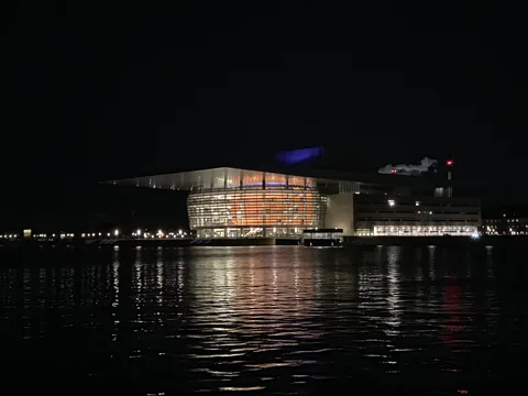 Operaen set fra Kvæsthusbroen ved Skuespilhuset.