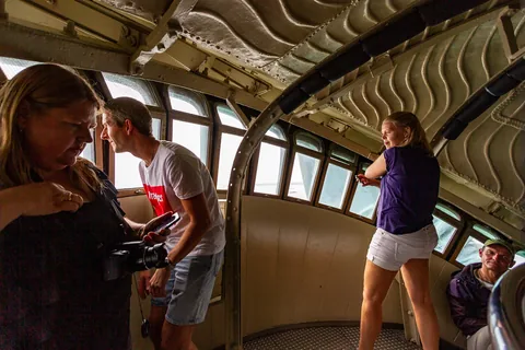 Turister på tur op i Frihedsgudinden, Liberty Island, New York, USA