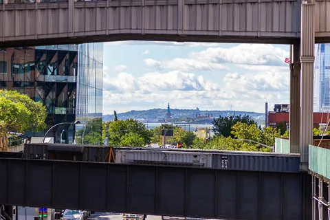 Vandretur på Highline Park, gammel hævet godstogsspor lavet om til park, New York, USA