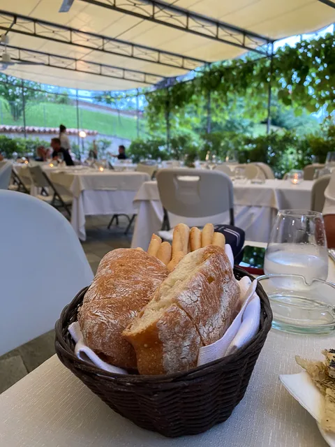 Middag på Il Torchio, Dogliani, Piemonte, Italien. Vores stamrestaurant når vi er i Dogliani, lækker mad til yderst rimelige priser.