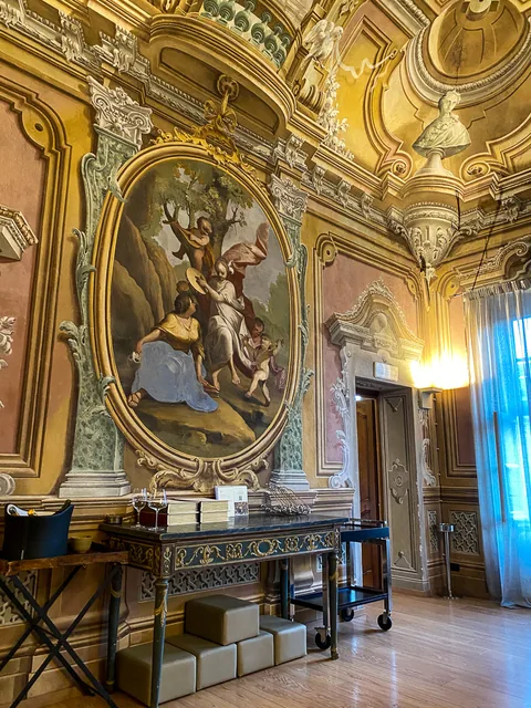 Middag på Da Francesco i Cherasco, Piemonte, Italien. Wauw, de smukkeste lokaler vi har spist i til dato, med vægmalerier fra helt tilbage til 1772. Og maden var også fantastisk.
