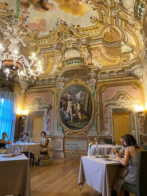 Middag på Da Francesco i Cherasco, Piemonte, Italien. Wauw, de smukkeste lokaler vi har spist i til dato, med vægmalerier fra helt tilbage til 1772. Og maden var også fantastisk.