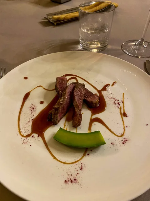 Middag på Da Francesco i Cherasco, Piemonte, Italien. Wauw, de smukkeste lokaler vi har spist i til dato, med vægmalerier fra helt tilbage til 1772. Og maden var også fantastisk.