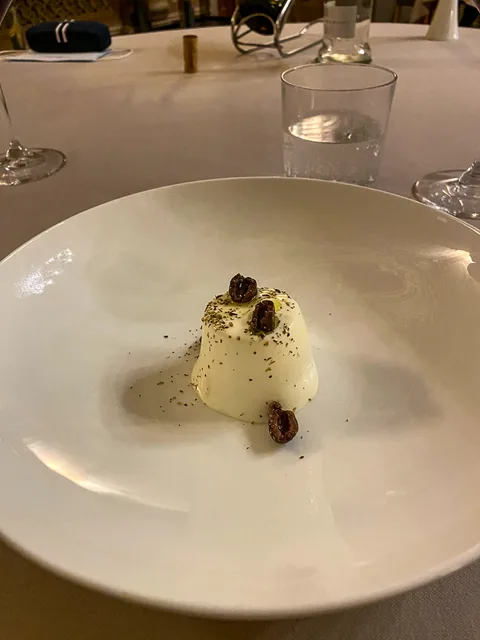 Middag på Da Francesco i Cherasco, Piemonte, Italien. Wauw, de smukkeste lokaler vi har spist i til dato, med vægmalerier fra helt tilbage til 1772. Og maden var også fantastisk.