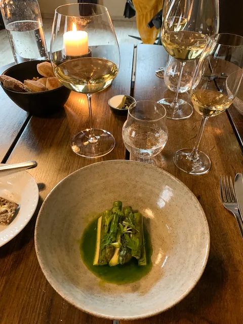 Dansk Hamachi-tun med grønne asparges, rarbarber, østers og syltede lakridsurter.