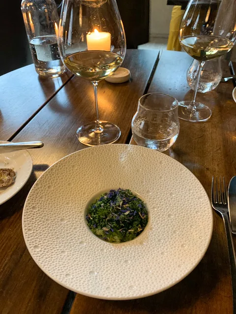 Tatar af okse med porrer, røget blåmuslingemulsion og wasabi.