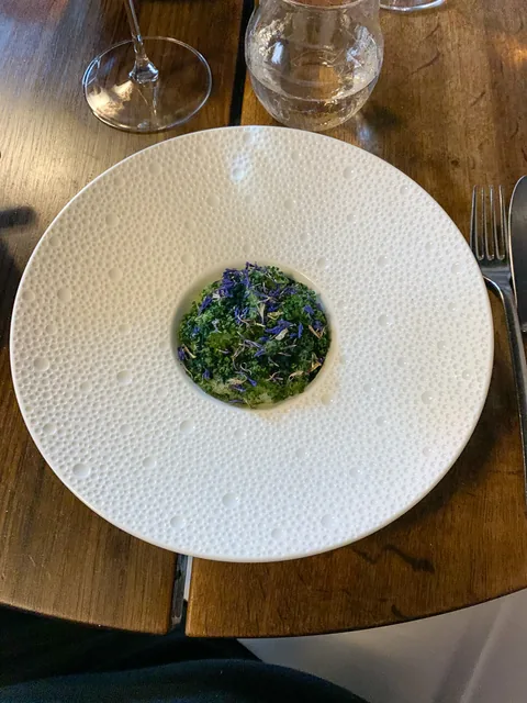 Tatar af okse med porrer, røget blåmuslingemulsion og wasabi.