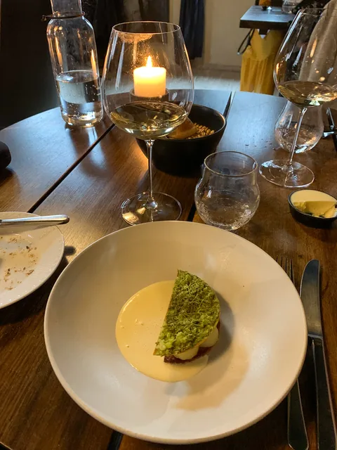 Nye danske kartofler med rôsti, løvstikke, modnet ost, syltet gran og vallesauce.