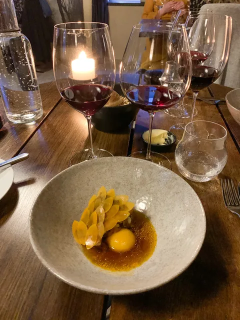 Stegt havtaske med syltet græskar, cremet æggeblomme, XO-sauce og havtorn.