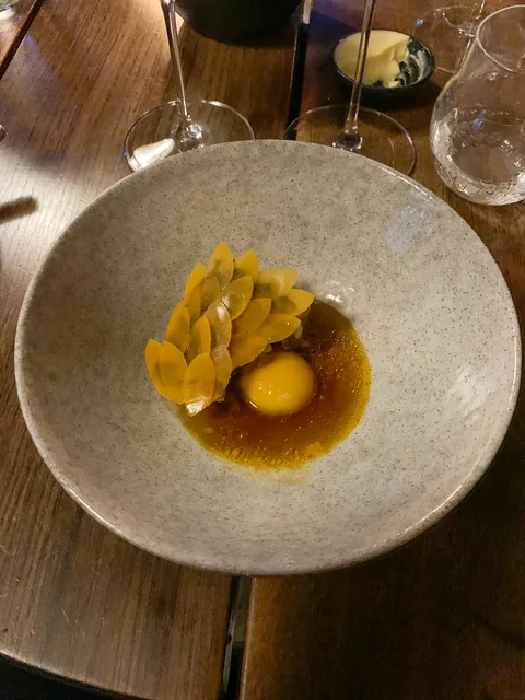 Stegt havtaske med syltet græskar, cremet æggeblomme, XO-sauce og havtorn.