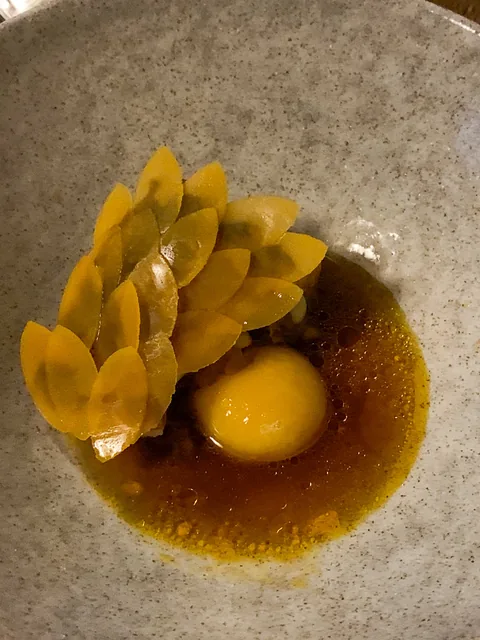 Stegt havtaske med syltet græskar, cremet æggeblomme, XO-sauce og havtorn.