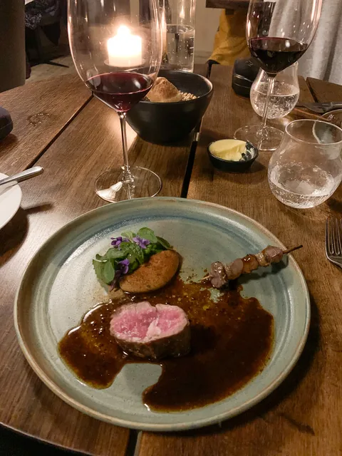 Dansk lammeryg med mynte, ærter, syltede grønne jordbær og trøffelsause med røget marv.