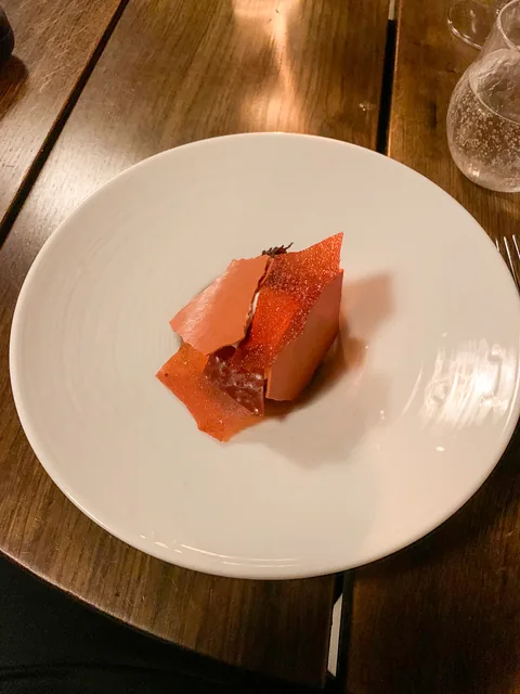 Rarbarbersorbet med vaniljesirup, rå rabarber, friske laurbær og letpisket fløde.