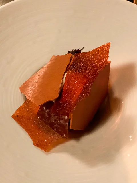 Rarbarbersorbet med vaniljesirup, rå rabarber, friske laurbær og letpisket fløde.