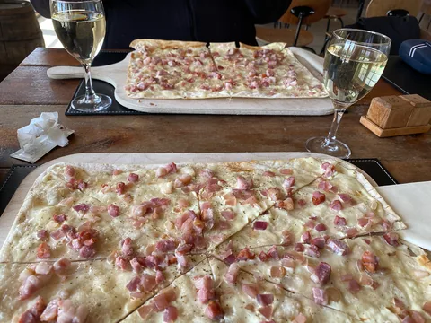Årø Vingård - Næsten som at være i Alsace med Tarte Flambée og hvidvin i glasset. Dog ikke en Alsacedrue, men Solaris som vist nok er en druesort udviklet i Tjekkoslovakiet/Tyskland eller noget i den retning. Forbavsende frisk og lækker vin som passede godt til maden her.