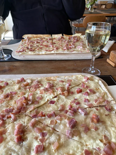 Årø Vingård - Næsten som at være i Alsace med Tarte Flambée og hvidvin i glasset. Dog ikke en Alsacedrue, men Solaris som vist nok er en druesort udviklet i Tjekkoslovakiet/Tyskland eller noget i den retning. Forbavsende frisk og lækker vin som passede godt til maden her.